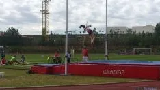 Un salto de pértiga este sábado en Los Pajaritos.