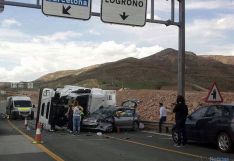 El camión y el turismo tras el accidente.
