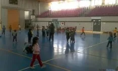 Los niños, en el polideportivo olevegueño. / SN