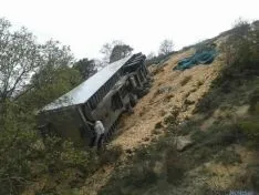 Camión volcado en el Madero