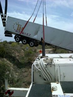 Vuelca la plataforma de un camión en el Puerto de El Madero sin