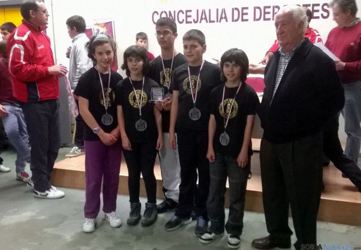 Los ajedrecistas, con su entrenador.