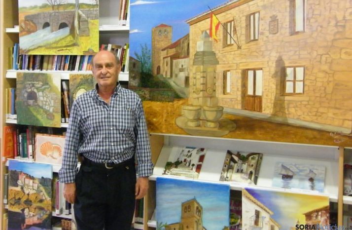 El pintor con algunas de sus obras.