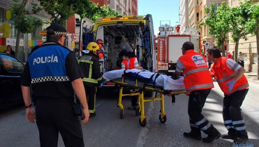 Labores de evacuación de la octogenaria atropellada.