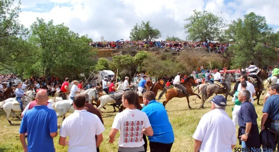 Los caballistas arropan a la manada en el arranque de La Saca 2014