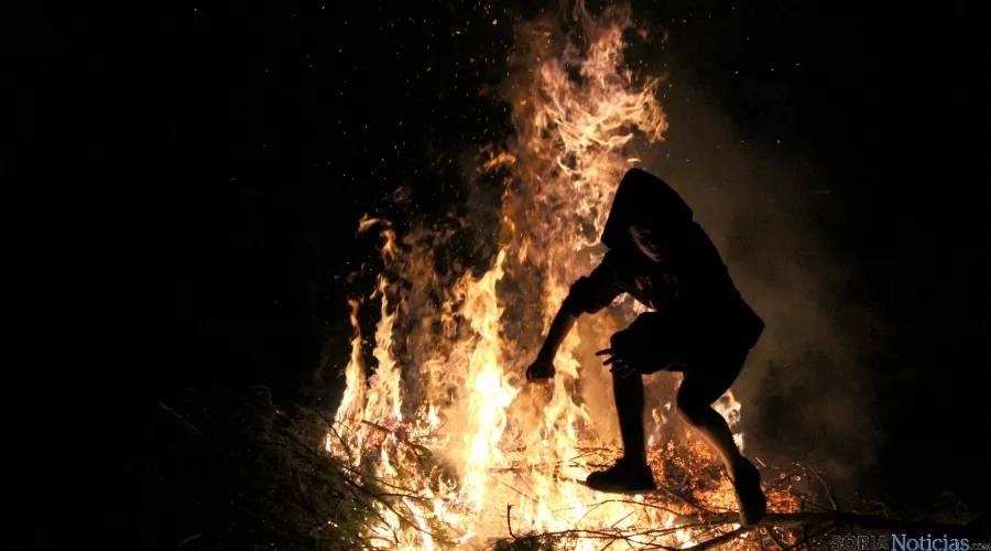 Los jóvenes visontinos dejan patente su valía desafiando al fuego. / SN