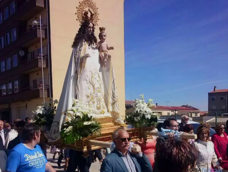 La imagen de la patrona en su camino hacia la ermita.