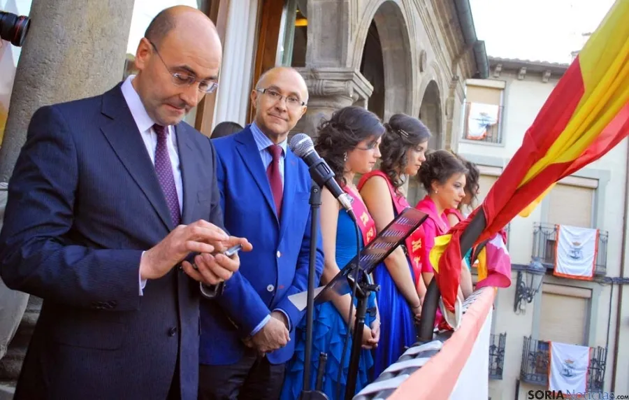 El alcalde de Ágreda, Jesús Manuel Alonso, en el momento de llamar al ministro.
