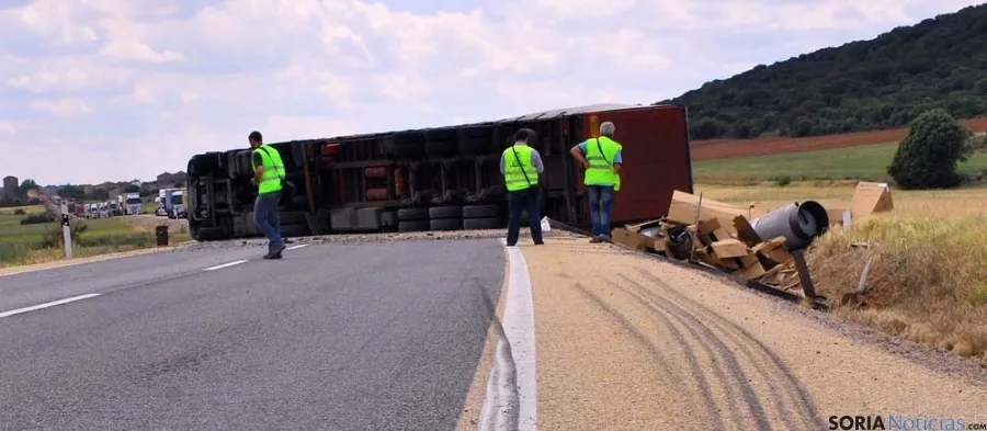 El vehículo accidentado corta los carriles de ambos sentidos en la N-122