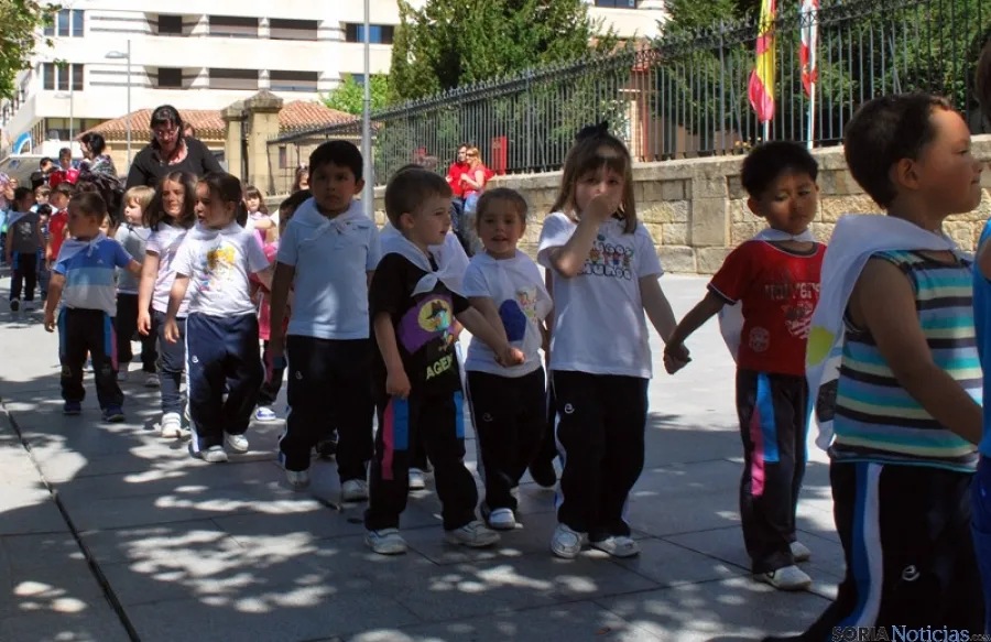 Los pequeños de Escolapias celebran el Domingo de Calderas.