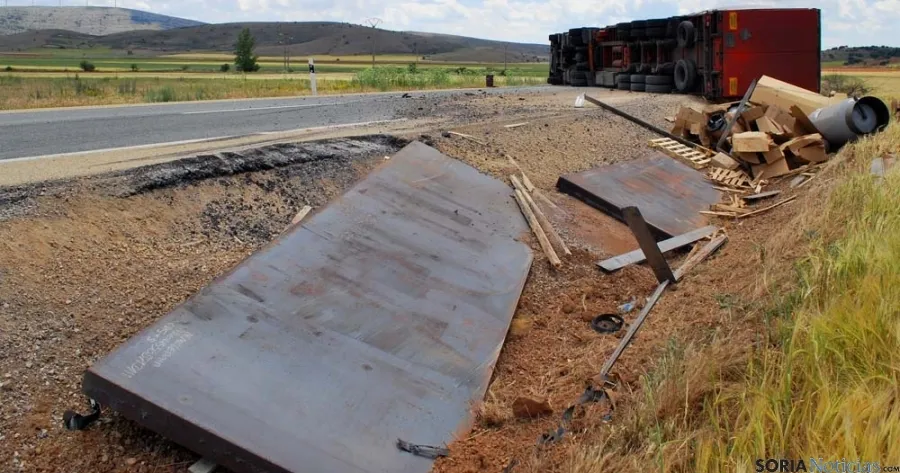 El aparatoso accidente no ha registrado víctimas. / SN