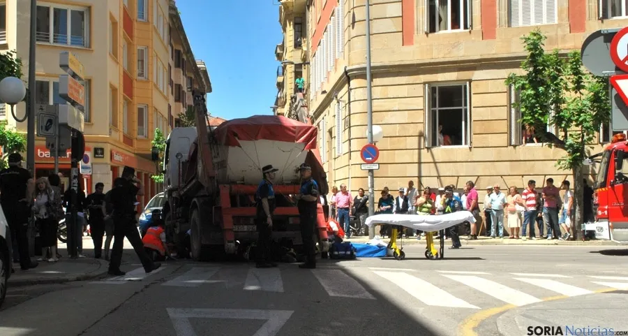 Labores de evacuación de la octogenaria atropellada.