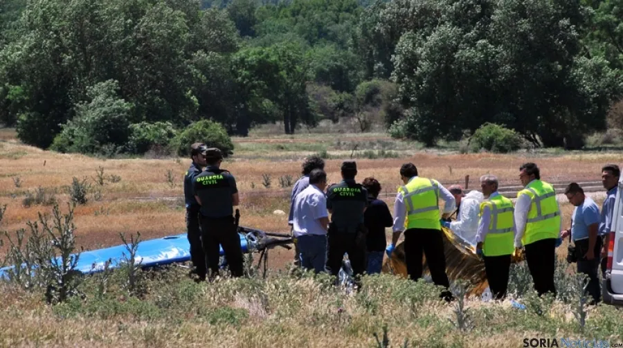 La Guardia Civil durante el levantamiento del cadáver.
