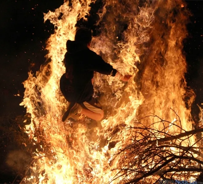 Los jóvenes visontinos dejan patente su valía desafiando al fuego. / SN