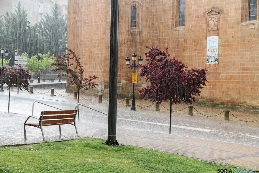 Sugerente imagen de la tormenta de este martes. / FV