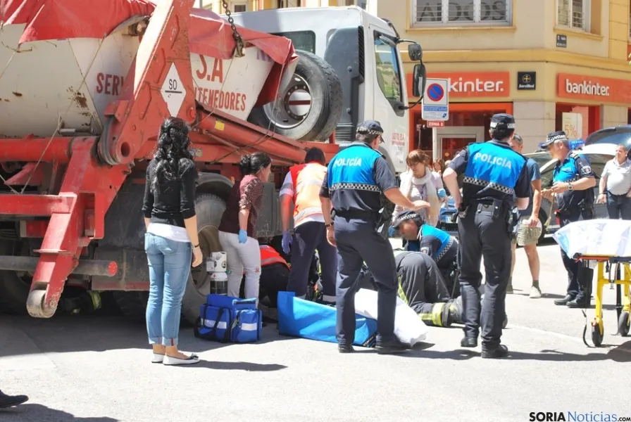 Labores de evacuación de la octogenaria atropellada.