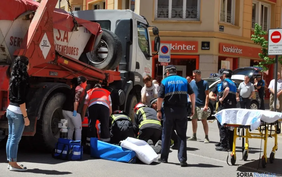 Labores de evacuación de la octogenaria atropellada.