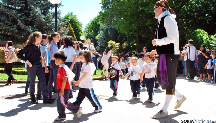 Los pequeños de Escolapias celebran el Domingo de Calderas.