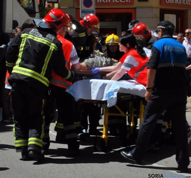 Labores de evacuación de la octogenaria atropellada.