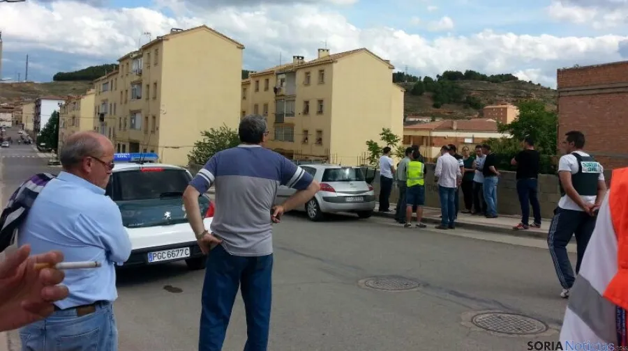 Dispositivo en Arcos con los bloques de viviendas al fondo donde se encuentra atrincherado el individuo.