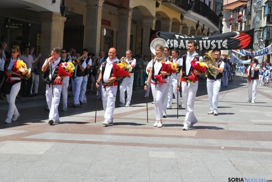 Desfile hacia la plaza Mayor este Lunes de Bailas. / SN