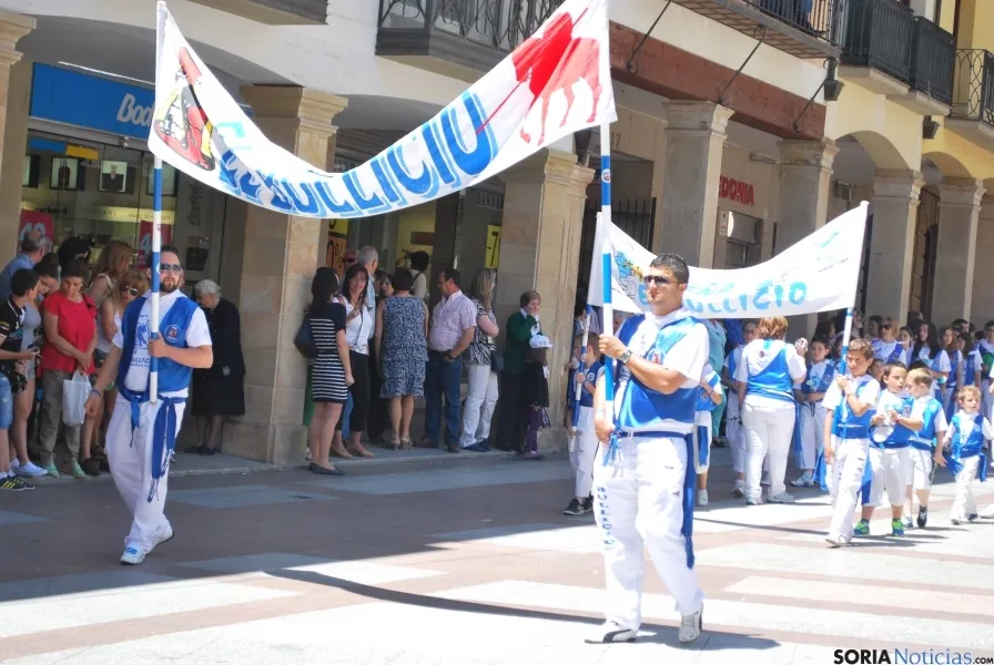 Desfile hacia la plaza Mayor este Lunes de Bailas. / SN