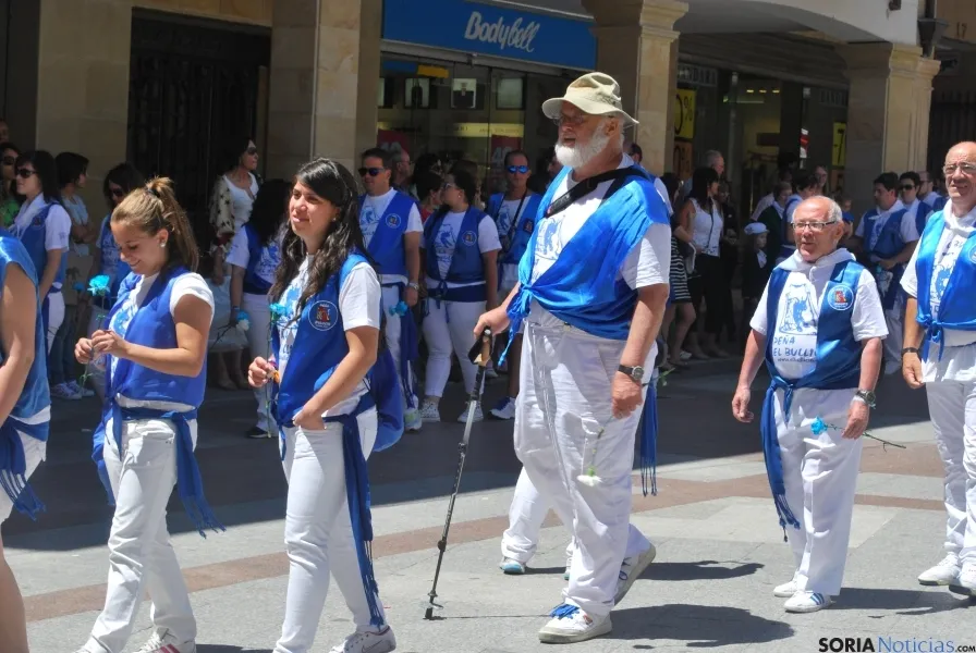 Desfile hacia la plaza Mayor este Lunes de Bailas. / SN