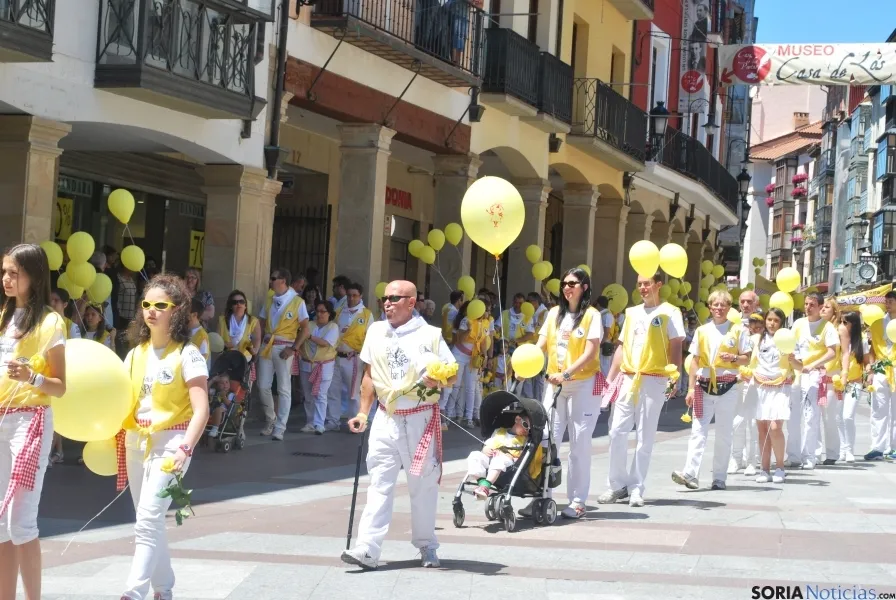 Desfile hacia la plaza Mayor este Lunes de Bailas. / SN