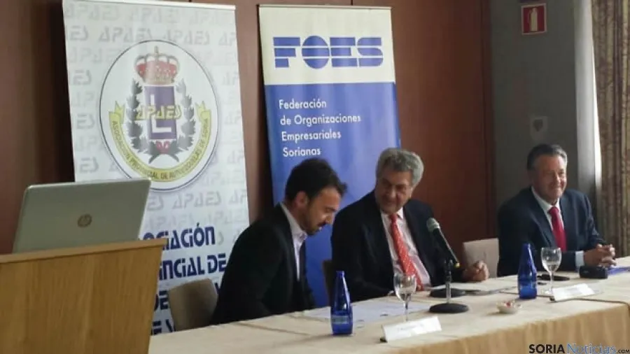 Mesa de la conferencia