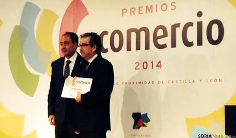 Jesús Muñoz (dcha.) con el premio junto a Manuel López.