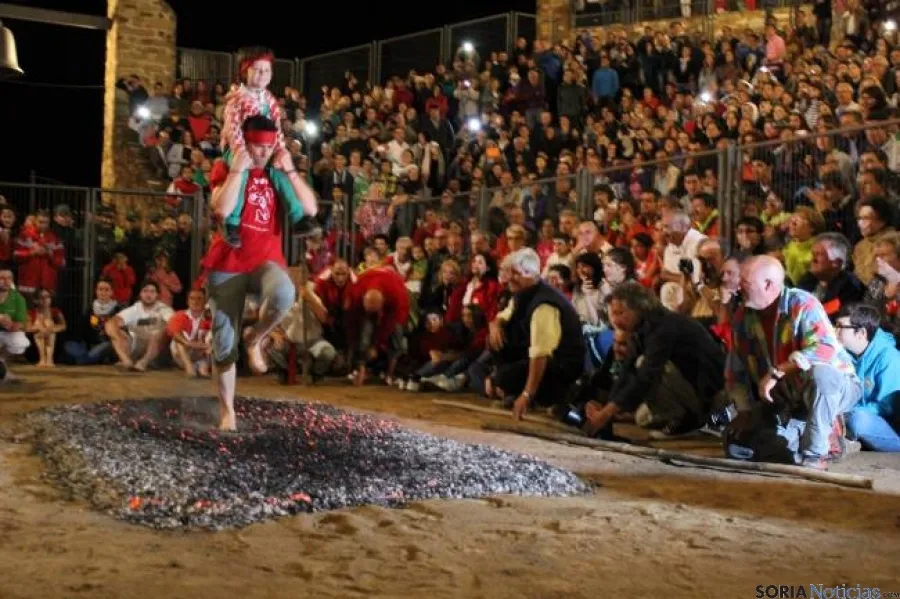 Paso del fuego en San Pedro Manrique