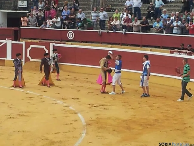 Rubén Sanz felicitado por las peñas