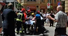 Labores de evacuación de la octogenaria atropellada.