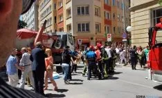 Labores de evacuación de la octogenaria atropellada.