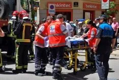 Labores de evacuación de la octogenaria atropellada.