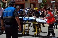 Labores de evacuación de la octogenaria atropellada.