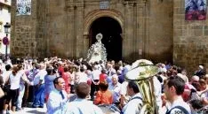 La talla de Nuestra Señora de los Remedios en su salida del templo. / SN