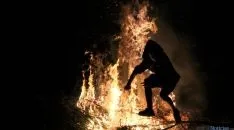Los jóvenes visontinos dejan patente su valía desafiando al fuego. / SN