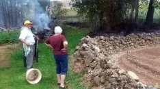 Vecinos de la localidad, tras sofocar el fuego. / SN