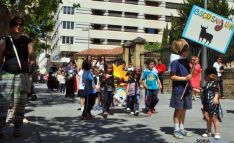 La 'cuadrilla' en el desfile por el paseo del Espolón. / SN