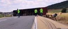 El vehículo accidentado corta los carriles de ambos sentidos en la N-122
