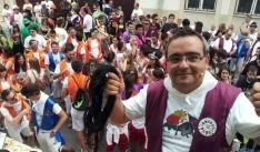 El subastador de Santa Catalina, muestra las bondades de la puja. / SN