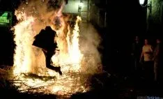 Los jóvenes visontinos dejan patente su valía desafiando al fuego. / SN