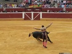 Manuel Escribano en un par de banderillas