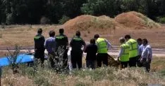 La Guardia Civil durante el levantamiento del cadáver.