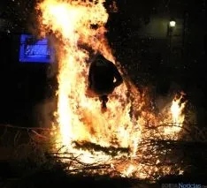 Los jóvenes visontinos dejan patente su valía desafiando al fuego. / SN