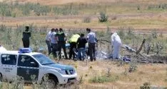 La Guardia Civil durante el levantamiento del cadáver.