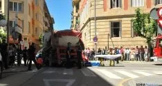Labores de evacuación de la octogenaria atropellada.