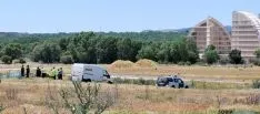 La Guardia Civil durante el levantamiento del cadáver.