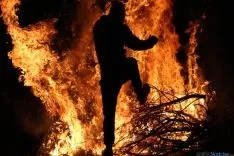 Los jóvenes visontinos dejan patente su valía desafiando al fuego. / SN